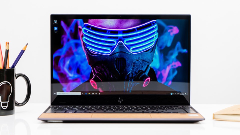 màn hình laptop HP envy 13 vân gỗ mỏng viền sắc nét