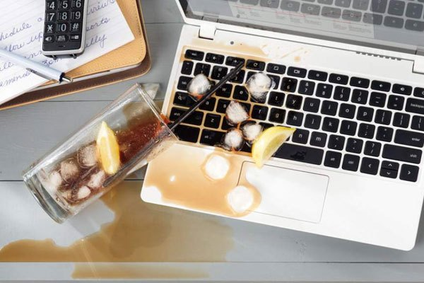 hạn chế ăn uống khi sử dụng laptop